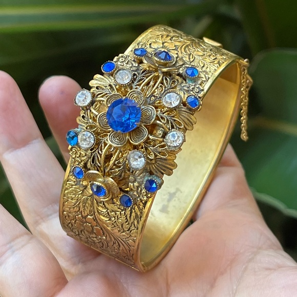 Vintage blue crystal glass etched gold tone wide hinged cuff bangle bracelet - Picture 5 of 6